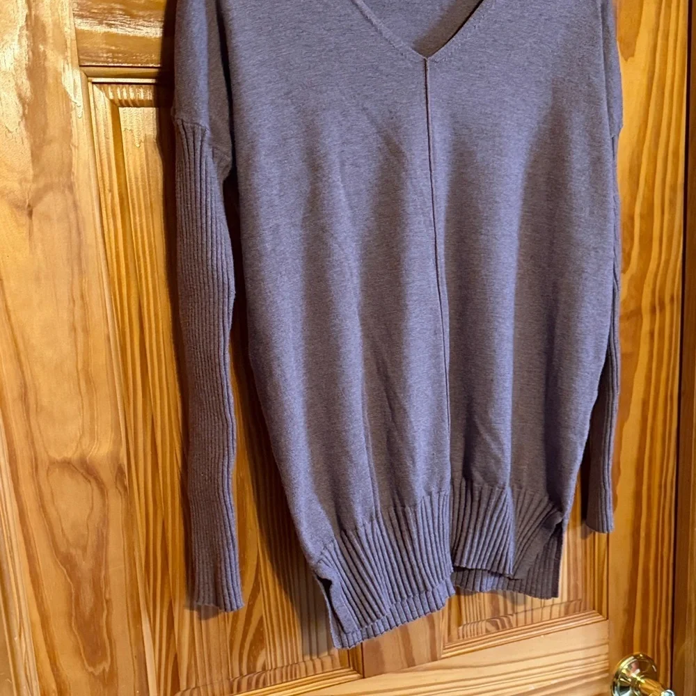 Evereve Women's V-Neck Sweater in Lavender
